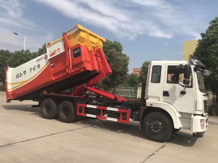 東風后雙橋勾臂式垃圾車